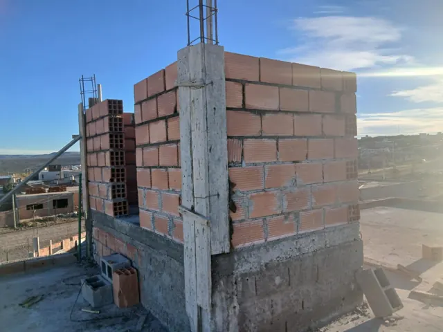 Columna de hormigón entre las paredes
