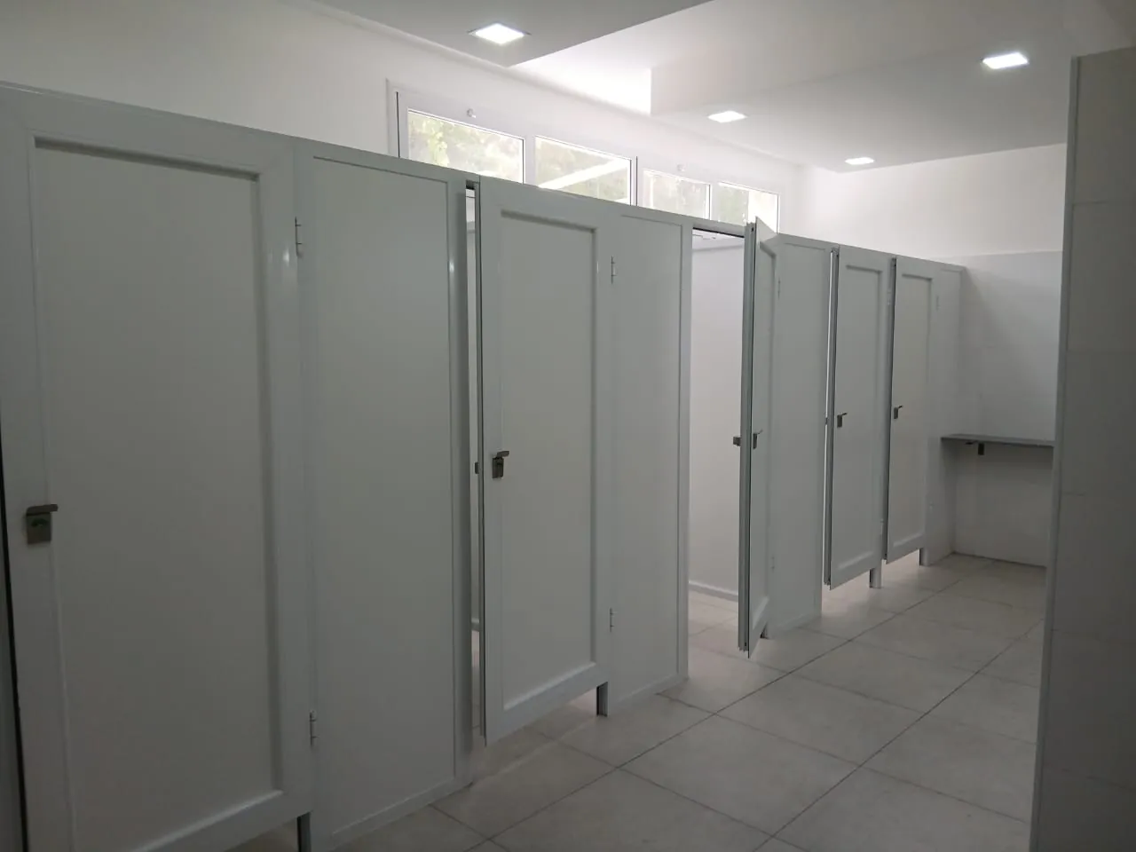 Modernización de baño en Universidad de Caleta Olivia