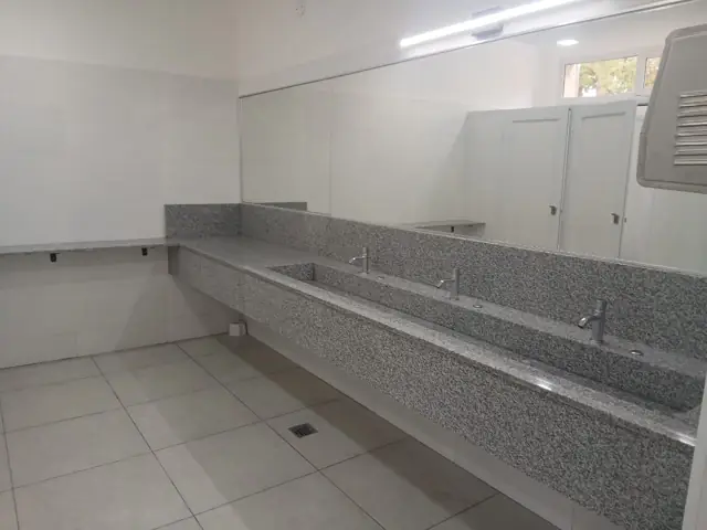 Mesada de granito con piletón, grifería y espejo