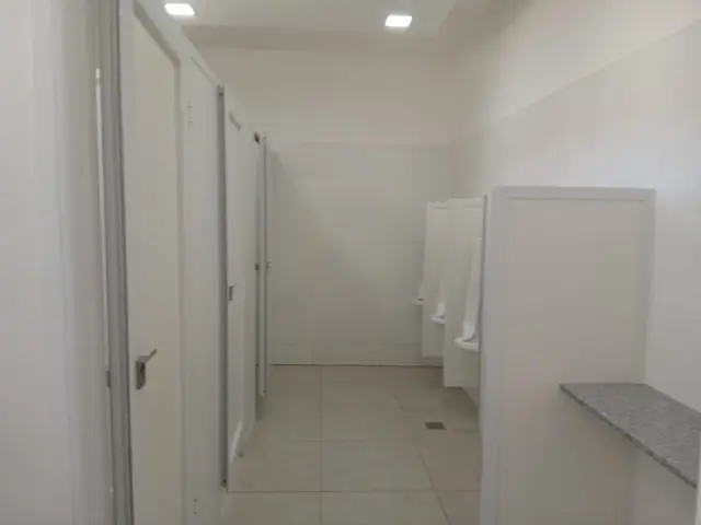 Cabinas y mingitorios terminados