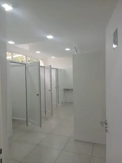 Vista general del baño terminado desde la entrada
