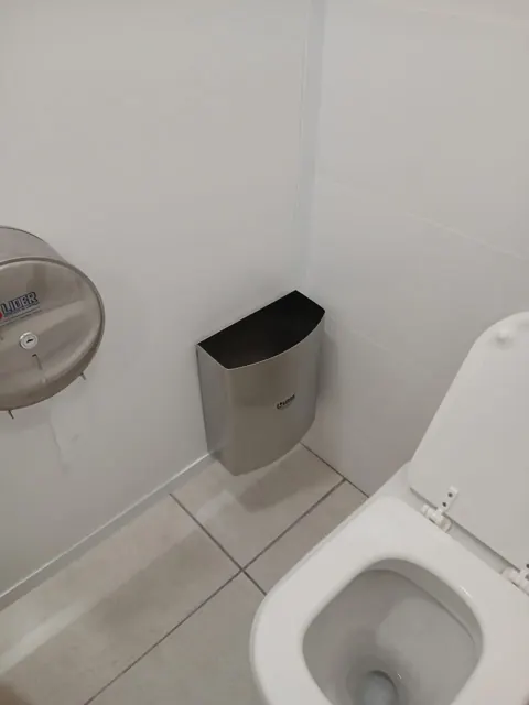 Cabina con inodoro y accesorios