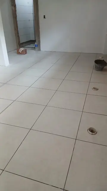 Piso terminado, con las cañerías nuevas a la vista