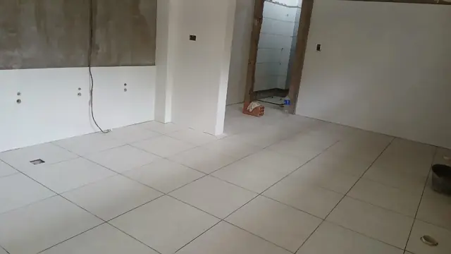 Paredes revestidas y piso terminado, antes de los sanitarios