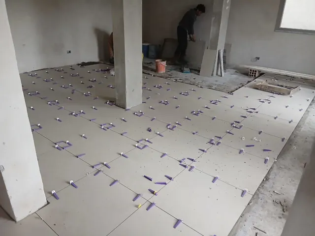Porcelanato en colocación con sistema de nivelación