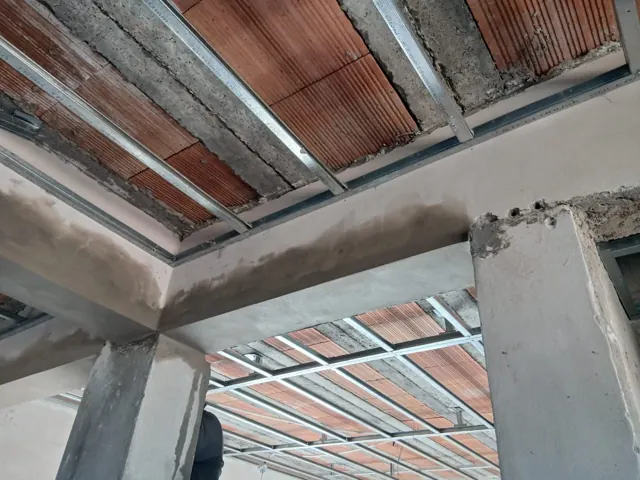 Perfilería entre vigas y columnas