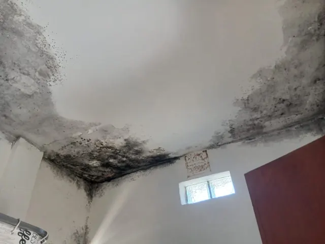 Manchas de humedad en el cielorraso del baño