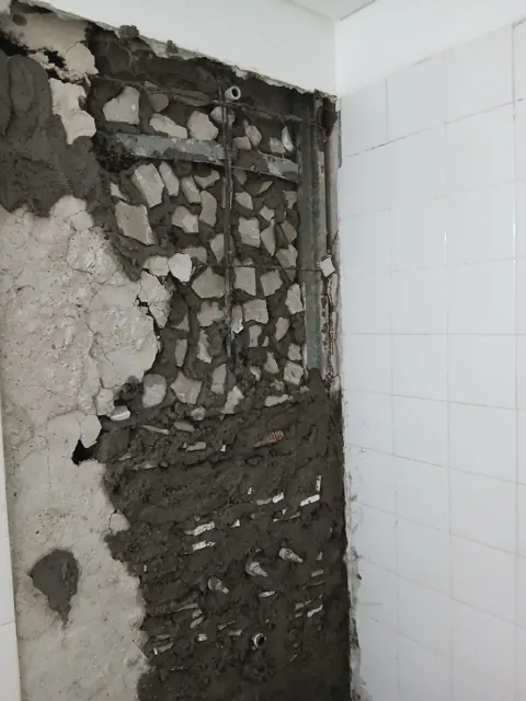 Revestimiento del baño desprendido