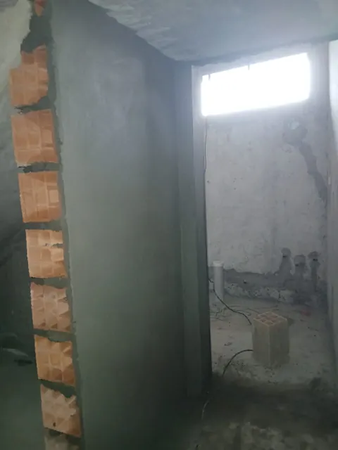 Revoque junto a la pared de ladrillo