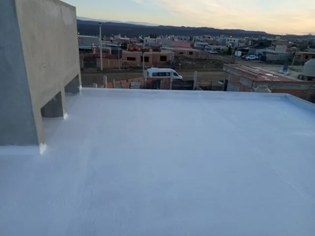 Terraza impermeabilizada junto al espacio de los tanques